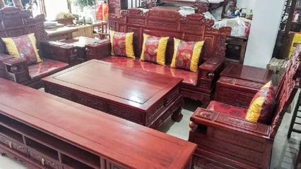 這個地方,村村生產家具,一把實木椅子賣100元,到城市后值千元